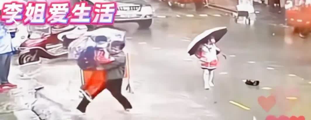 点赞👍这位热心帮小朋友们过积水的男子，他的善举温暖人心，相信好人一定会有好报 