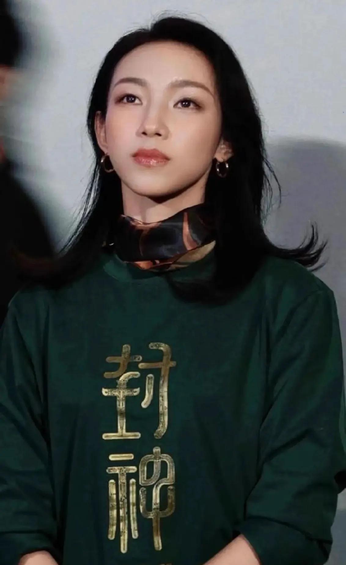 这种眼神，叫蔑视众生，高高在上
这种态度，叫旁若无人
这种姿势，叫用鼻孔看人
不