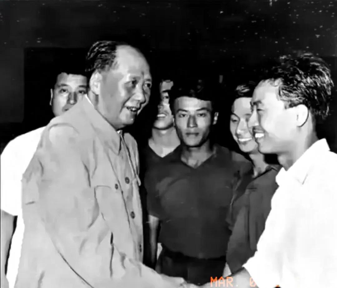 珍贵一张老照片。
这是1959年，毛主席在中南海与我国乒乓球运动员徐寅生同志亲切