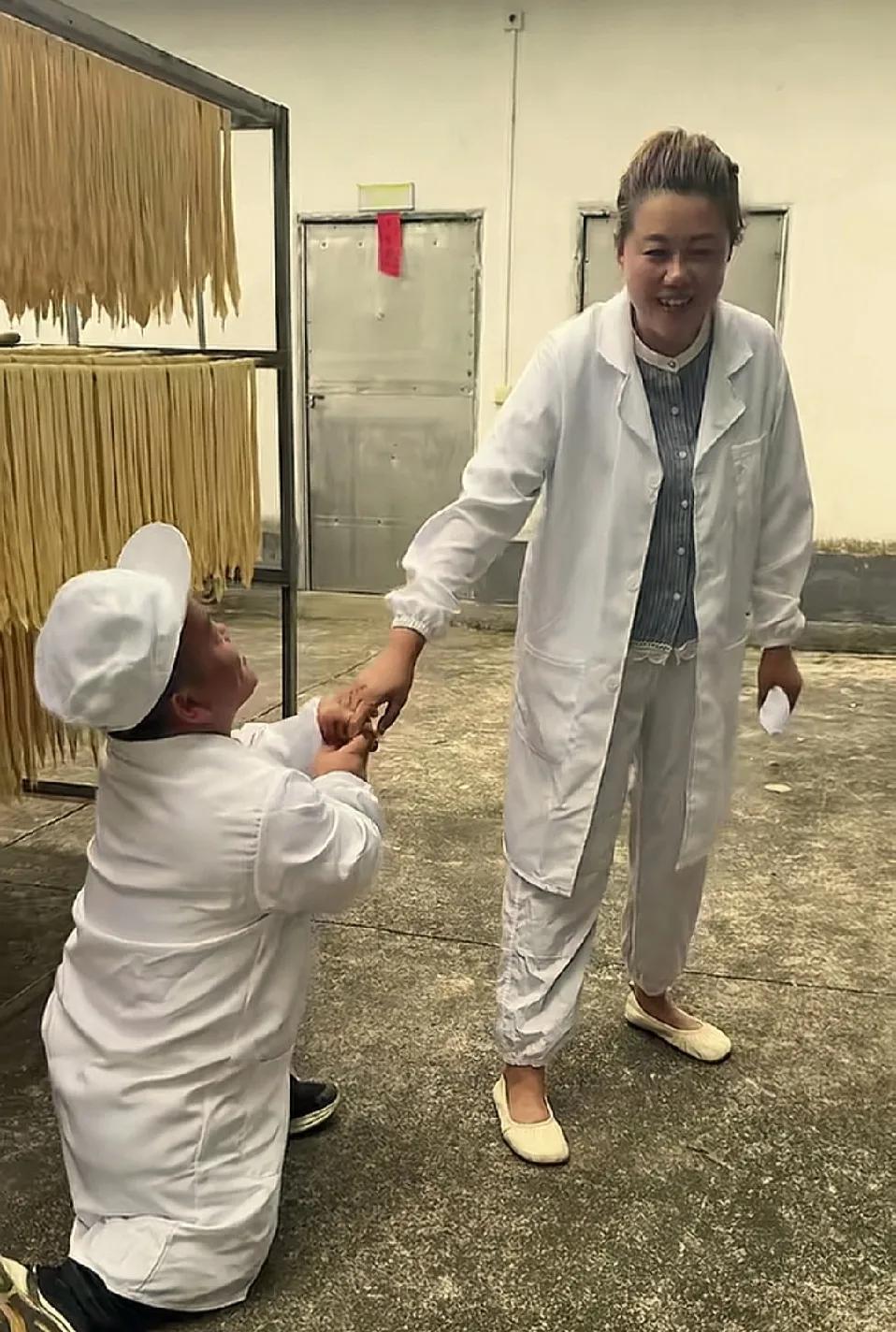 忠义今天终于鼓足勇气，跪着向阳阳深情告白。



这突如其来的举动，让现场气氛瞬