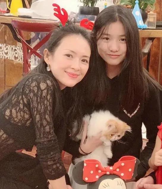汪峰的大女儿小苹果如今成年了，一个人在国外读书呢，但离婚后的章子怡会带继女小苹果