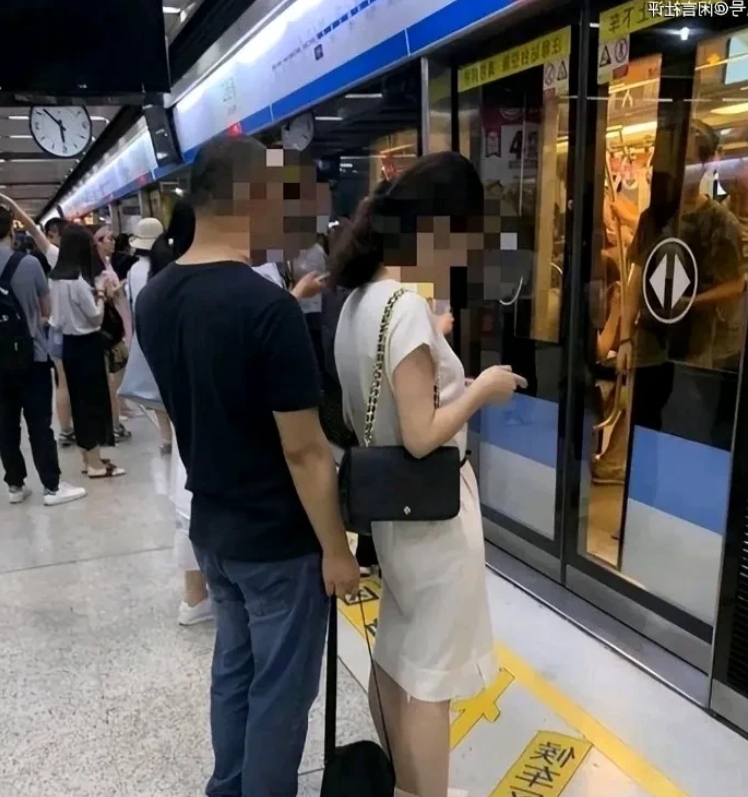 北京地铁有一男，
猥亵妇女大家看，
公安当场来抓获，
行政拘留十四天。
男女老少