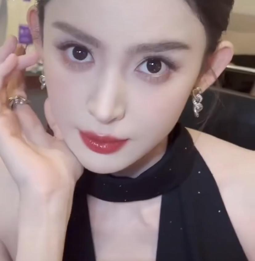 古力娜扎 的妖娆妩媚真是让人过目难忘。17日她参加Vogue盛典走秀，化身暗黑冷