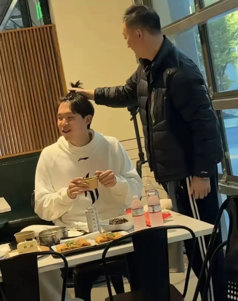 光荣与梦想，遗憾与无奈，现实与未来！看到杨瀚森恩师刘维伟发的帖子，杨瀚森在青岛队