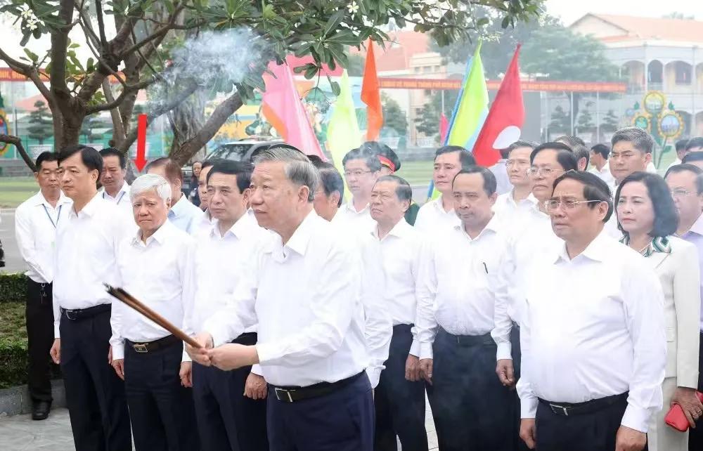 太尴尬了！杜文战这表情不太对
杜文战陪同苏林到胡志明市视察，在苏林为胡志明上香时