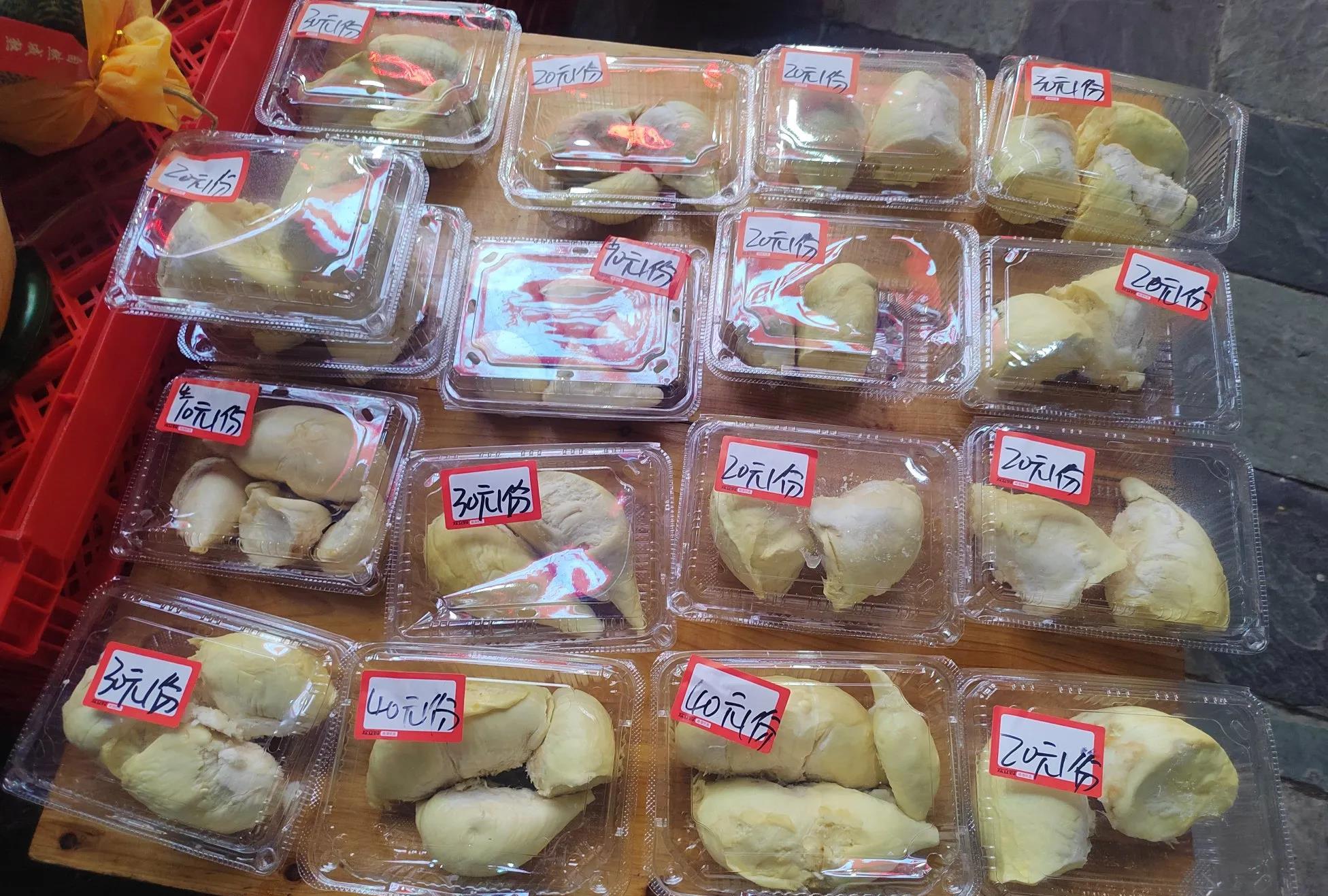 晚上散步的时候看到的
榴莲这价格
算便宜吗？