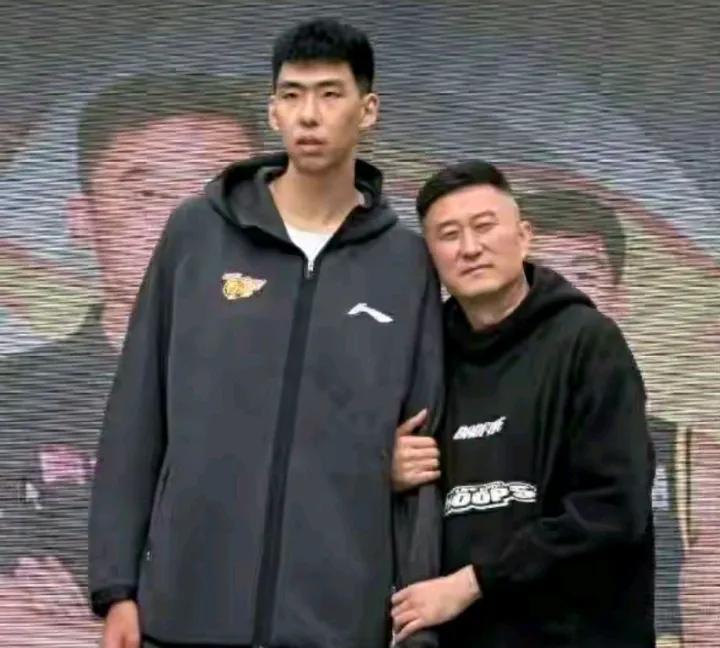 徐昕给杜峰道歉了。
实话实说，就应该道歉，杜峰说你两句，无论是师徒关系，还是主教