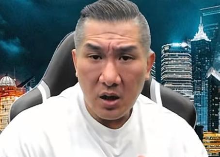 馆长：我只是希望我能赚到10亿。
馆长昨天直播又提到钱，他拿中天的“旺董”（旺旺