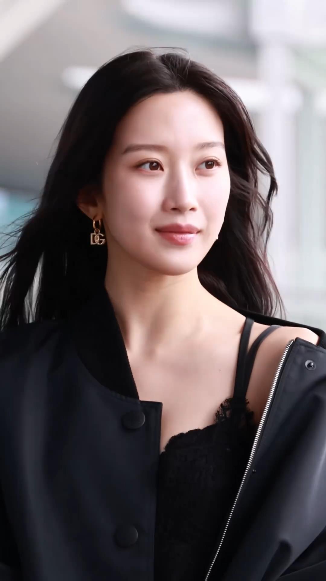女明星穿内衣式睡衣走机场引热议，网友：身材好，谁也管不着！
韩国女明星文佳煐穿着