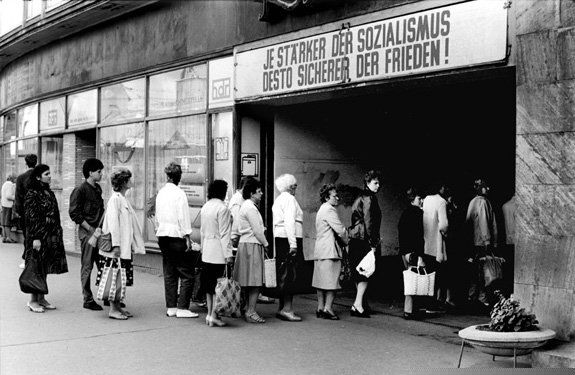 80年代的东德，商店里排队的顾客。这个和当年的中国很像。