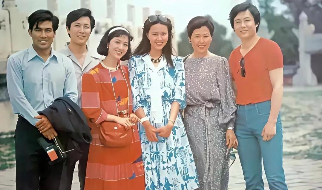 80年代银幕上的他们，洋溢着阳光般纯净的笑容。朱时茂的英气，唐国强的儒雅，龚雪的
