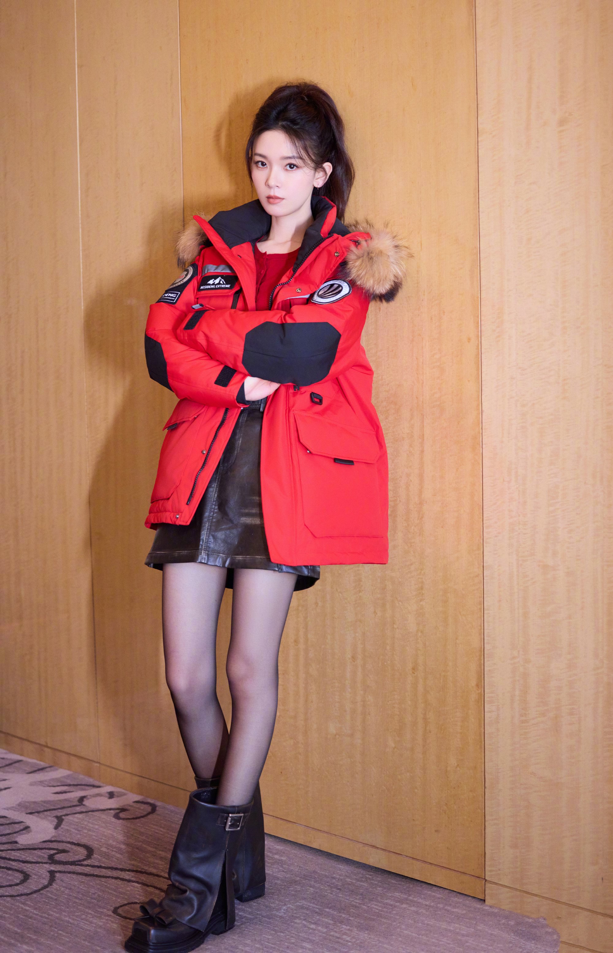 陈瑶黑丝出镜被指撞衫全智贤？网友连夜扒出背后神颜+杀腿玄机