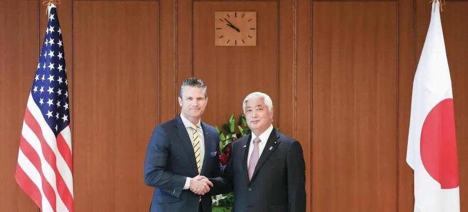 警惕！美日正在准备战争！
今天，美国防长赫格塞斯在日本会见了日本防卫相中谷元，从