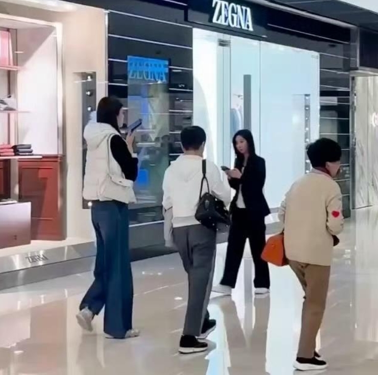 网友在商场偶遇奚梦瑶和四太逛街，婆媳两人走路的姿势挺同步的。另外想说，就算站在名