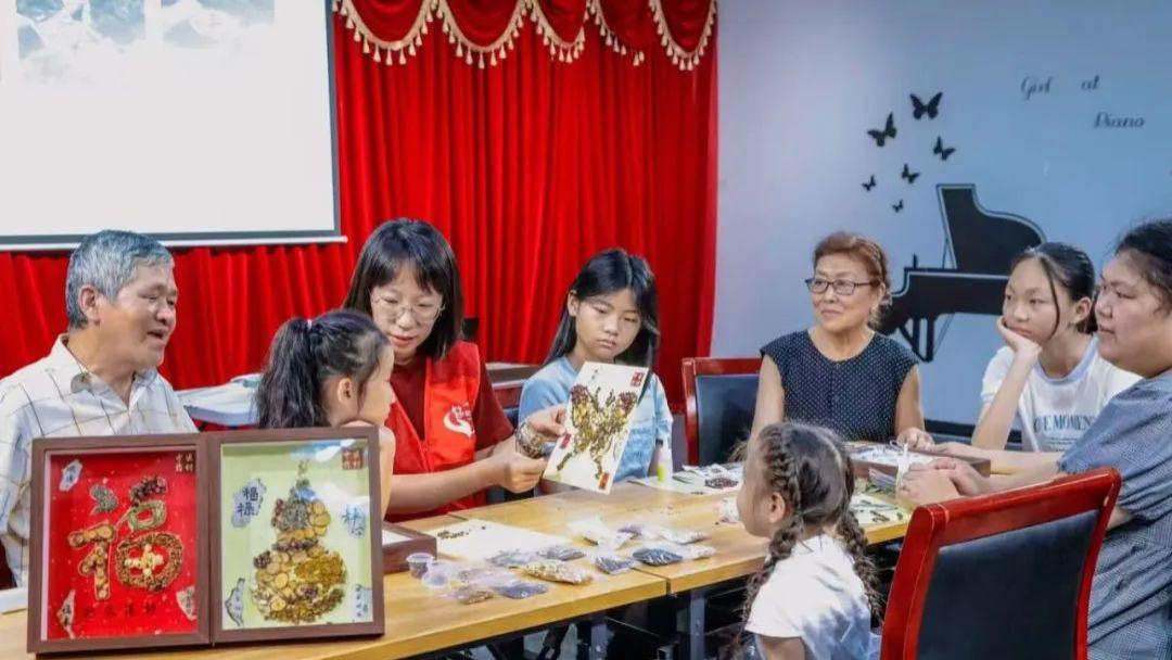 闻香识草·框住时光——天津西青李七庄朗庭园社区暑期课堂点燃代际交融新活力