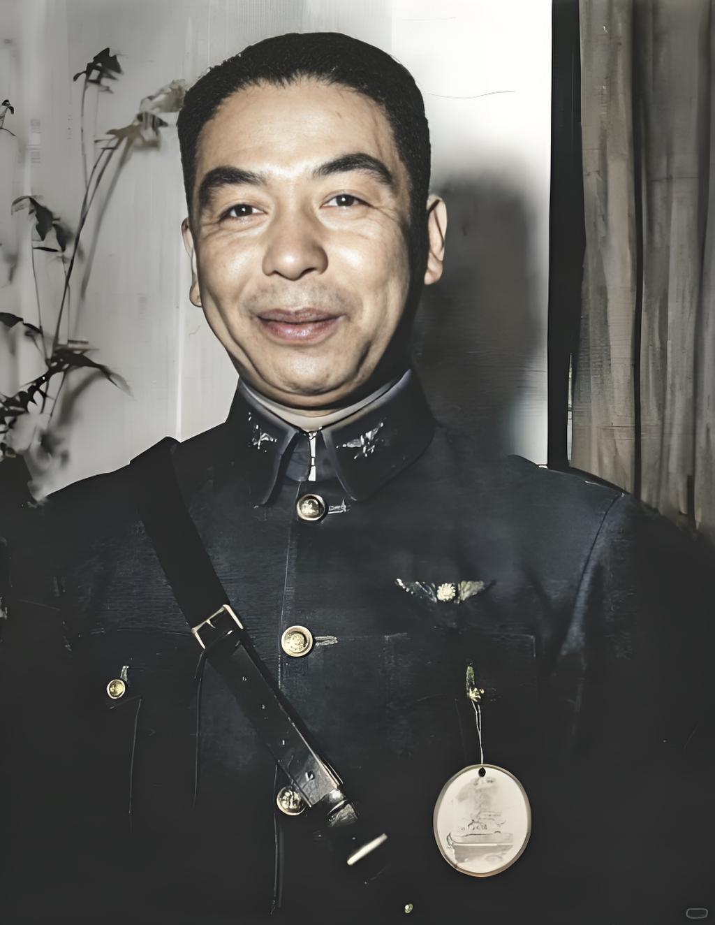 这是1941年重庆的毛邦初。他是国民党空军的重要人物，深受蒋介石信任，负责空军后