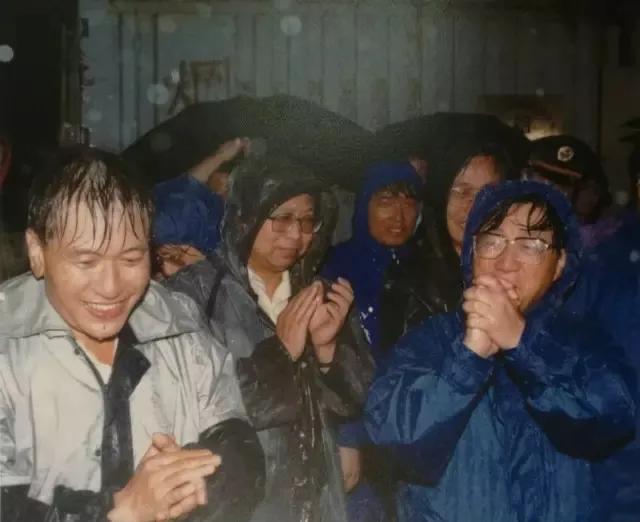 1997年，黄菊在抗击台风第一线。每个人都穿着雨衣，雨水淋湿了每个人的脸庞，可以