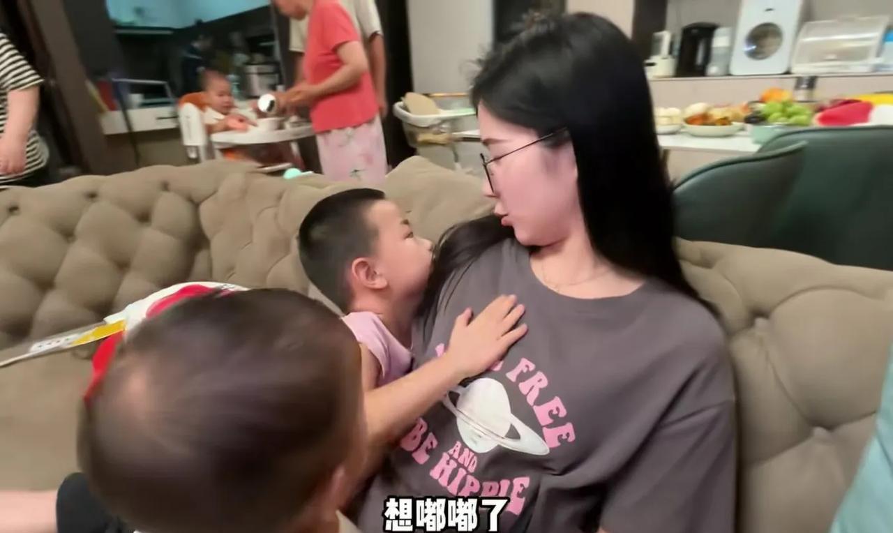 原来真的有人愿意当别人的许愿池！都是坑二表姐家的壮壮，为什么那么喜欢都是坑呢？壮