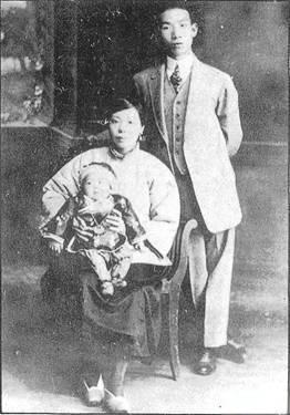 1927年，已婚的的郁达夫爱上了比他小12岁的“杭州第一美人”王映霞， 此时他们