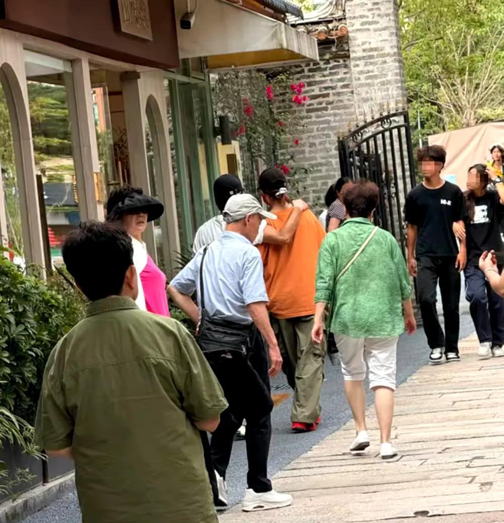 甜度超标！蔡少芬张晋携公婆珠海出游，亲密互动羡煞旁人，41码大脚成亮点