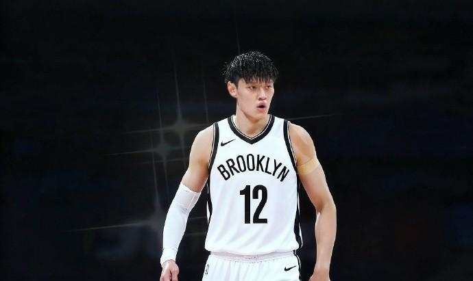 曾凡博与篮网签下的是e10合同，而不是双向合同。
双向合同应该是e10合同的进阶