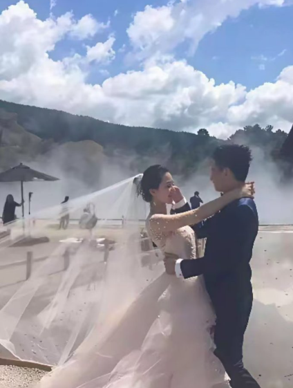 这是刘诗诗和吴奇隆当年拍婚纱照的花絮图，明星和素人果然不一样，花絮已经很漂亮了！