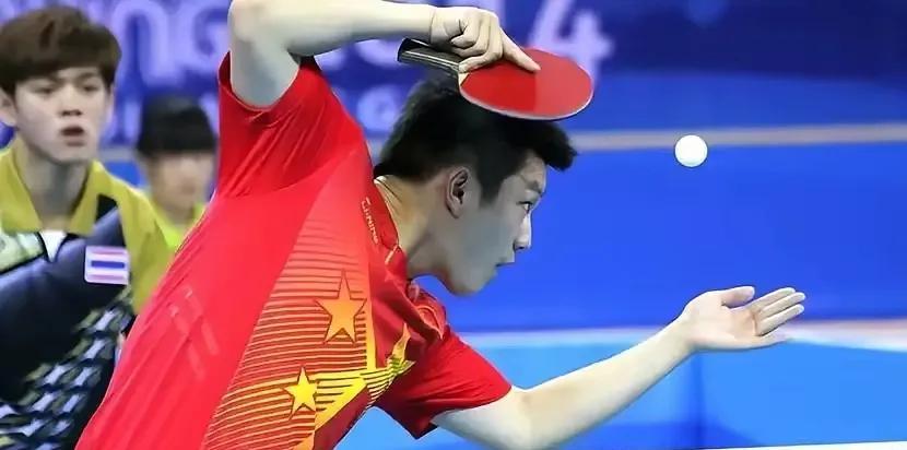 她的教练，竟是对手教练的师父。
一场球，牵出了三代人的乒乓江湖。
70多岁的吴敬