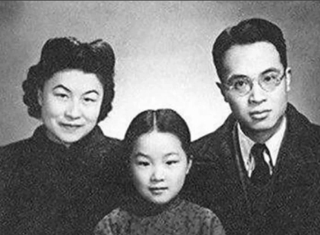 当年，钱钟书的女儿被邻居扇了一巴掌，杨绛出于母亲本能冲了上去，谁知被邻居夫妻按在