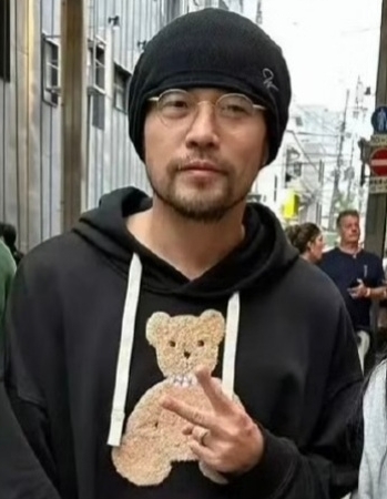 我伦患有强直性脊柱炎，这是一种慢性自身免疫性疾病，主要侵犯脊柱和骶髂关节，导致疼