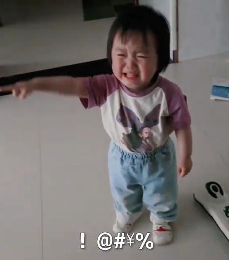 这位萌娃火到央视了！近日，河南信阳，一名刚会走路的萌娃，跟妈妈告状，因哥哥姐姐自