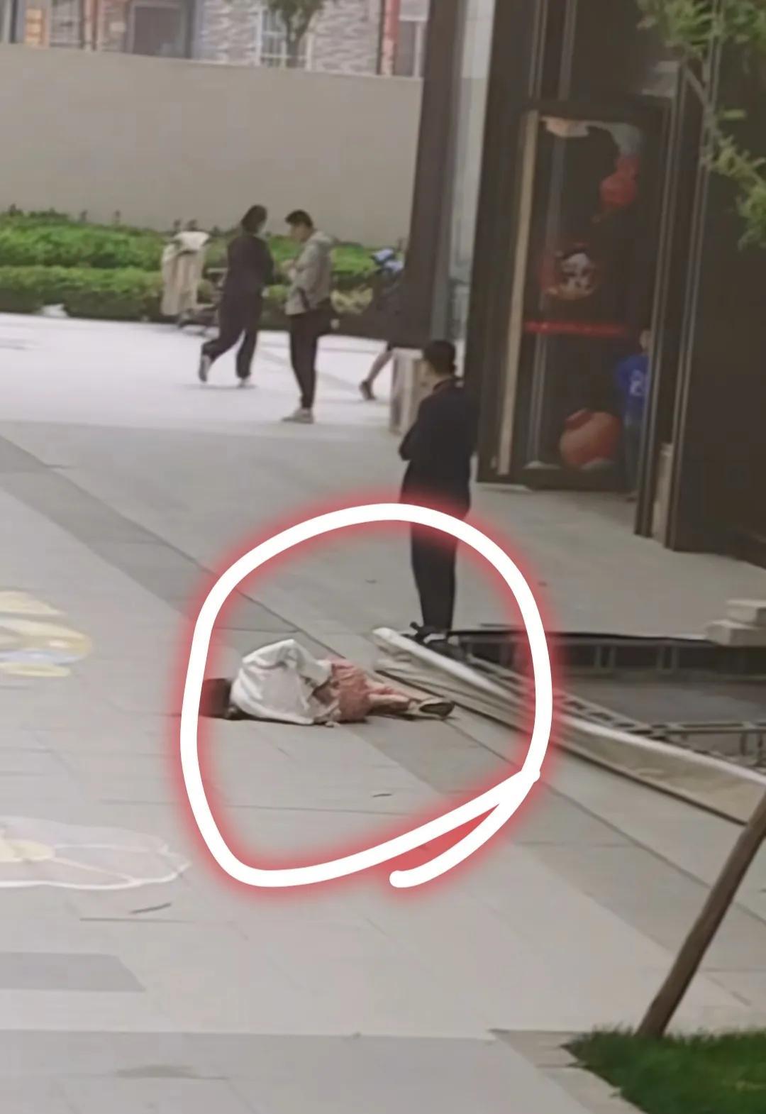 飞来横祸，刮大风，砸到人了
好像是万科时代之光
室外桁架不拉斜撑，边上那个铁架子