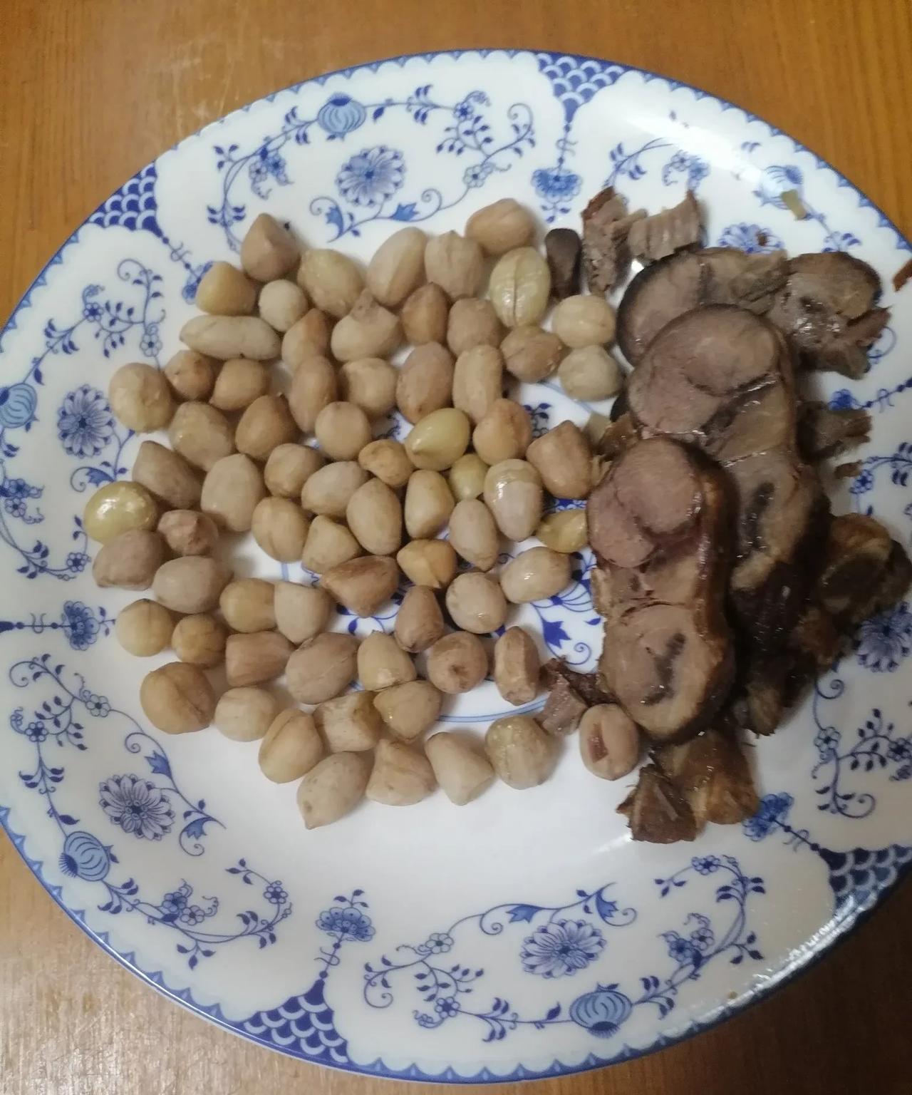 半夜太饿，随便找了点儿东西，为了减肥，就来点儿小凉菜凑合凑合。
但是，别看菜不济