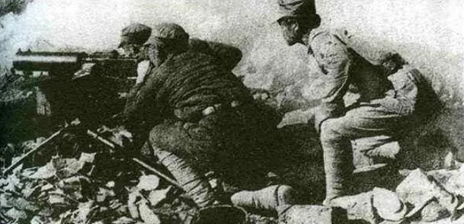 1938年10月的一天，吴奇伟正在万家岭侦察，发现一群和尚道士浩荡向万家岭走来，