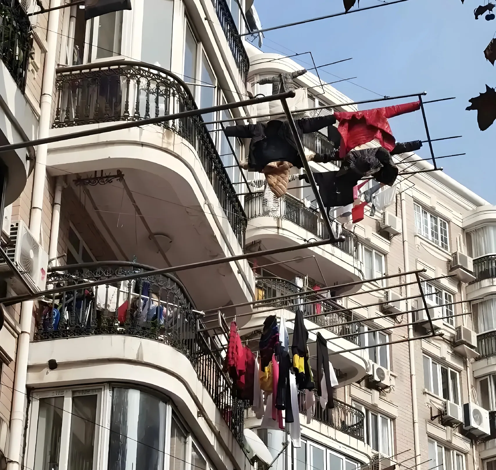 五一去了一趟上海，发现了两个有趣的现象，第二个让我百思不得其解。
       