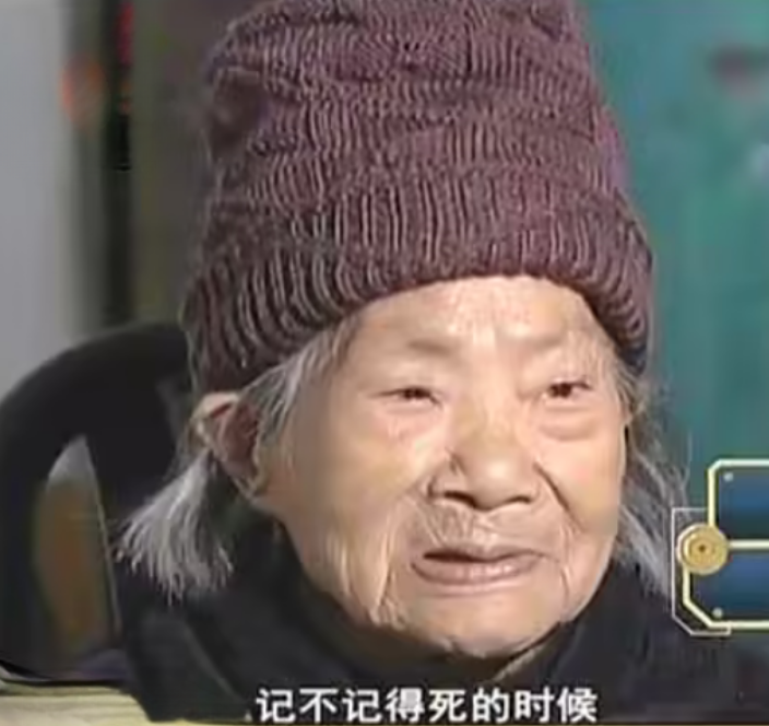 2016年，湖南株洲县一位104岁老人去世，盖棺之际她突然掀开寿被，正当众人沉默