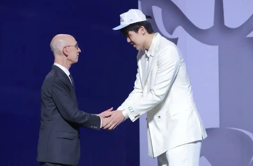 NBA确实玩得6，一个选秀堪称武林大会！

篮网队8号签，舍不得签杨！

因为还