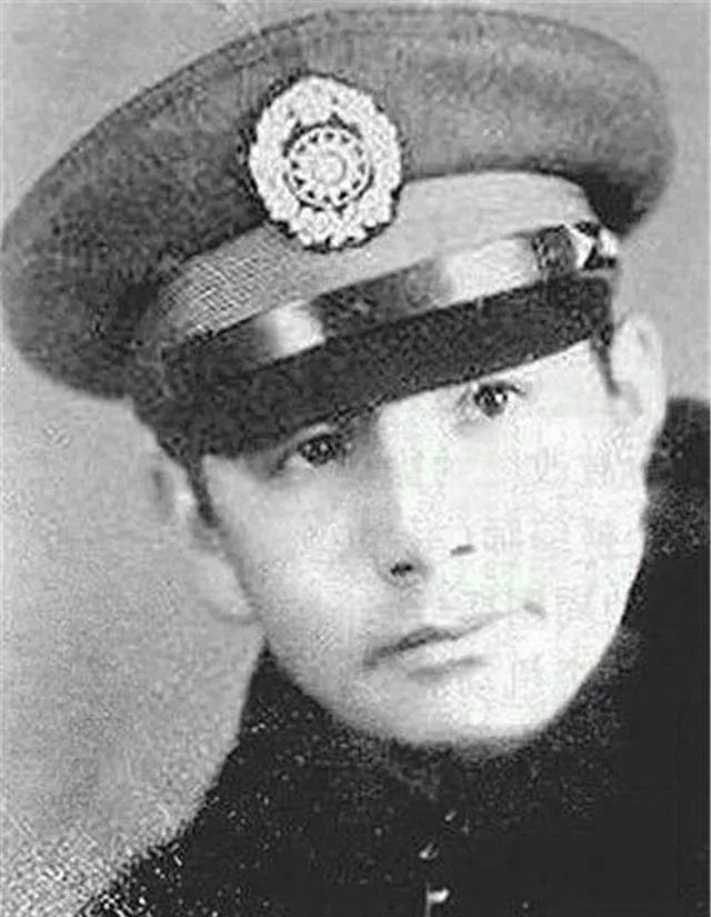 1940年，他看到一少女衣衫不整地跑到军营，却找不到侵犯她的人，愤怒地让所有士兵