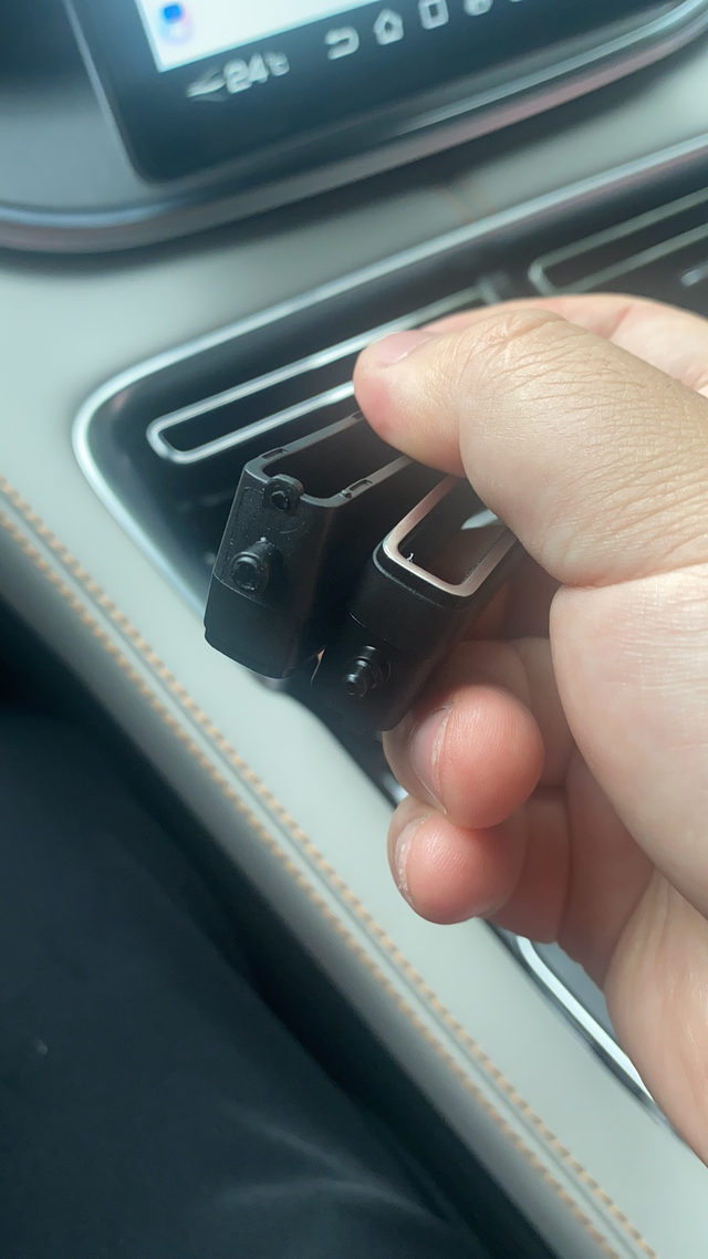 这个空调格栅是不是经常断
看看吧，后面的整个掉了，前面的也换过一次