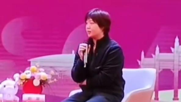 蒯曼太尴尬！拿玉米棒子打乒乓球，连续击球下网，全场学生笑翻了