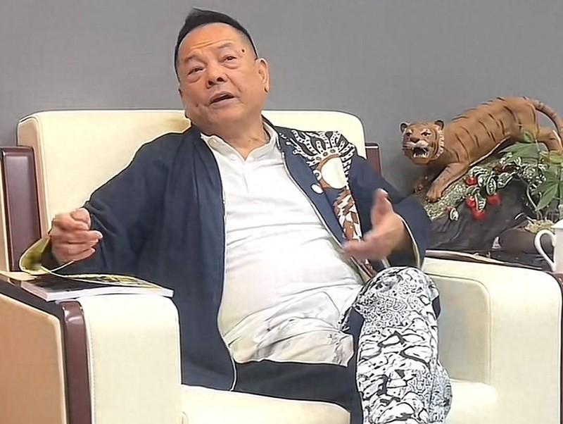 崩牙驹70岁大寿真“飘”了！头像与孙中山并列，请暗器之王当保镖
崩牙驹，这个名字