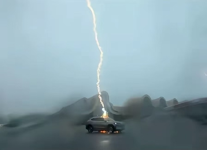 雷电验证比亚迪安全实力！广西北海铁山港服务区突遭雷暴侵袭，一辆比亚迪宋 PLUS