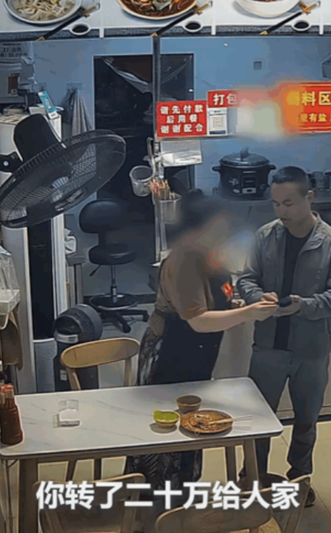 “一碗馄饨救了30万！”云南西双版纳，老板娘一个劲的打着电话，男子越听越不对劲，