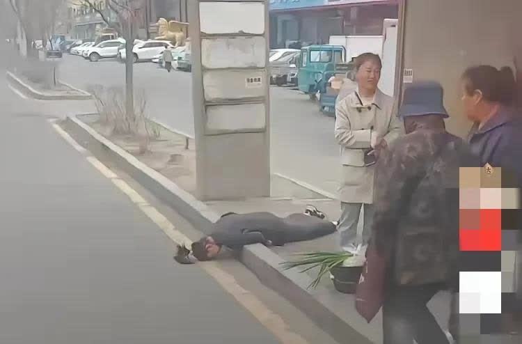 “是谁把我们的素质降低了？”女子在公交车站等公交车时晕倒，身边的人看到后没有上前