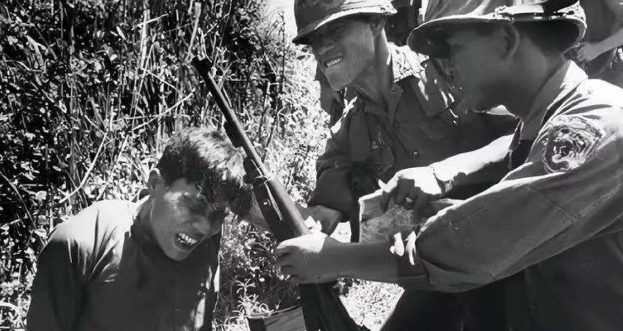 1968年2月12日，美军士兵在越南一村庄发现了一名双乳被切除的21岁女子，经核
