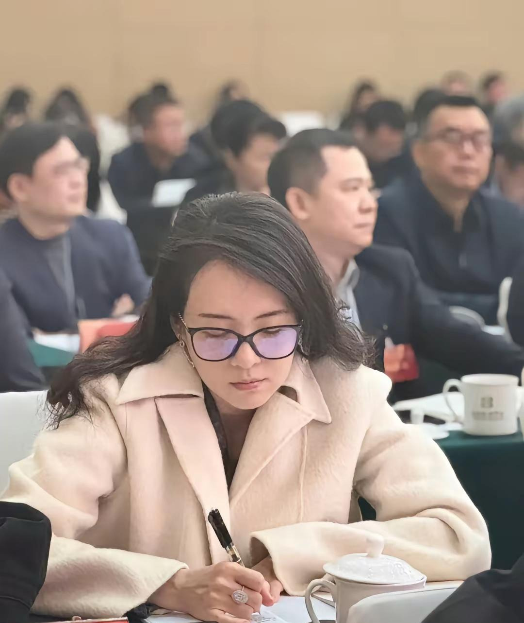 章子怡素颜开会认真做笔记











不敢相信！网友竟然拍到国际章开会