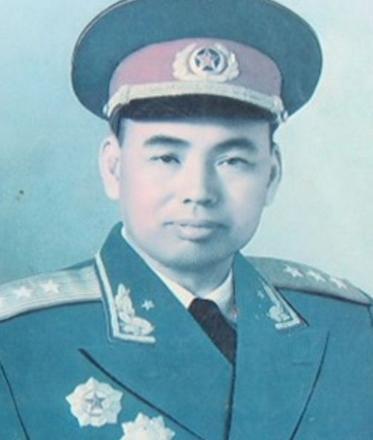 建国后的一天，许世友到北京汇报工作，周总理对他说：“许司令，听说你的酒量很不错，