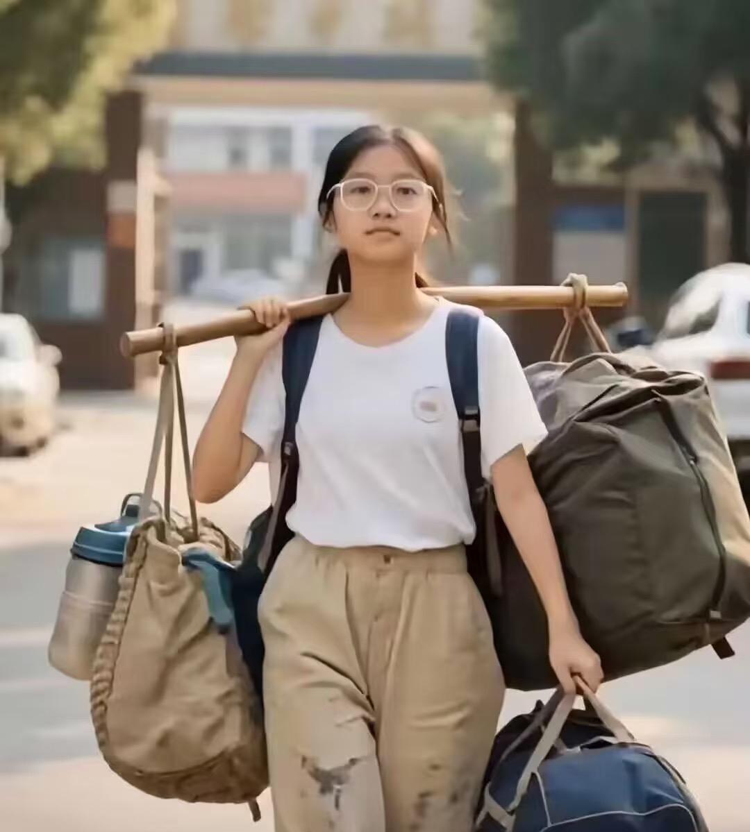 扁担女孩露面接受采访了，
这次是新华社。
她一开口，就让人感受到这一家子的温暖与