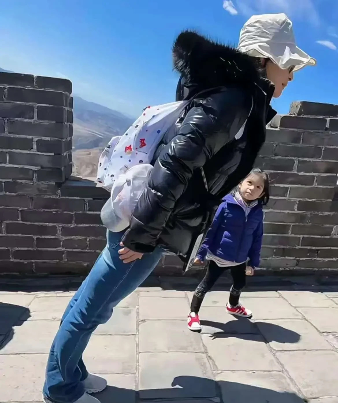郭晶晶一家低调游故宫











我的天哪！你们敢信吗？百亿豪门霍家居