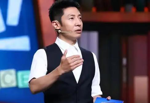 一次节目上，撒贝宁问姚明：“你是如何考取驾照的？”姚明说：“我的驾照是在休斯敦考