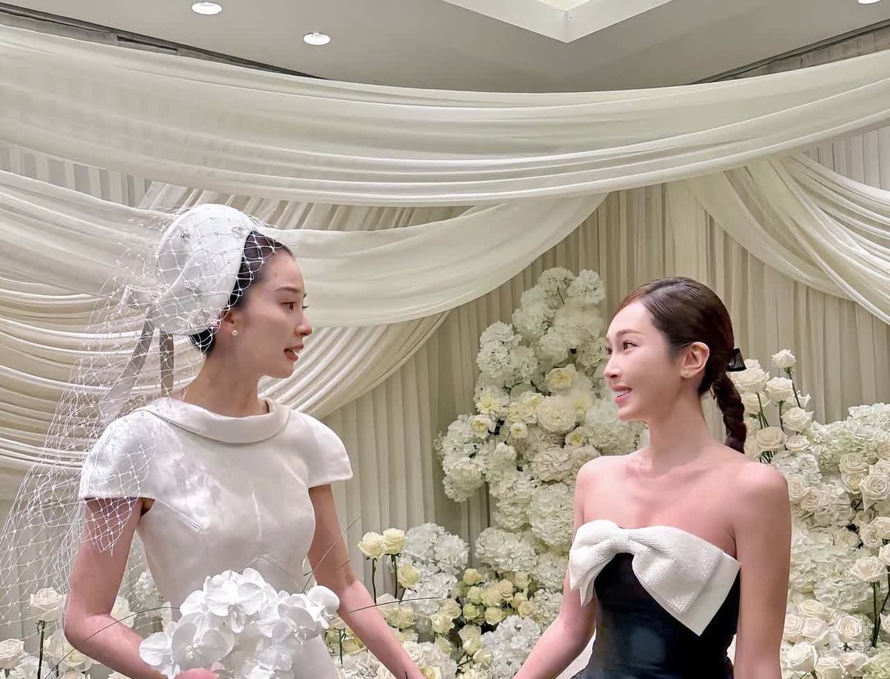 KimKim的婚礼祝福；
我最好朋友的婚礼：
我们在试衣时大笑，忍住了眼泪
